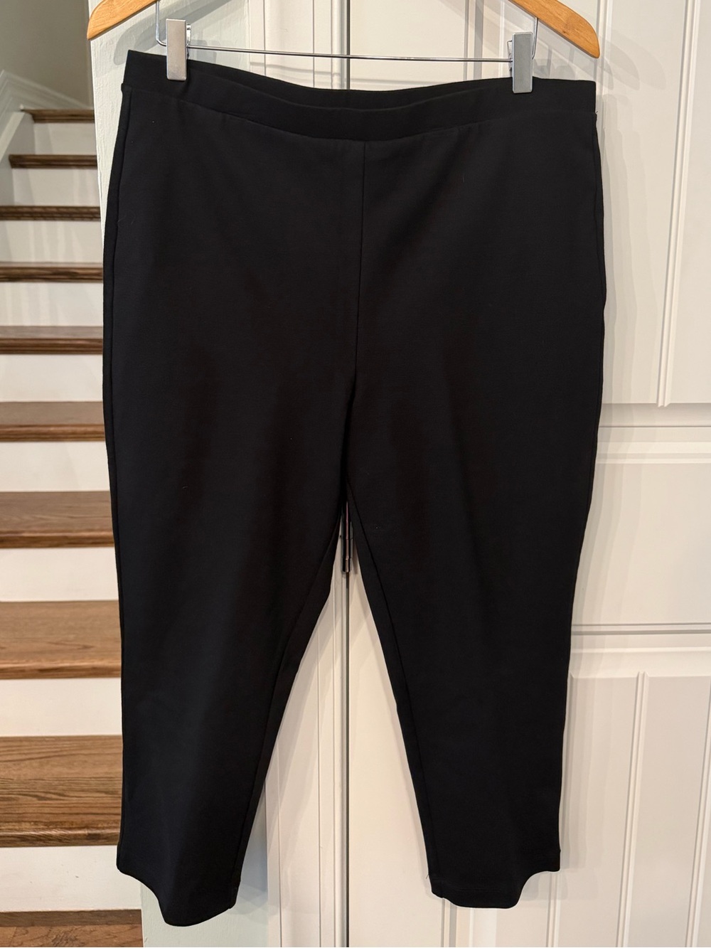 Fabulously Slimming Chicos Cropped Pants 2 Size Large Black High Rise Pull On